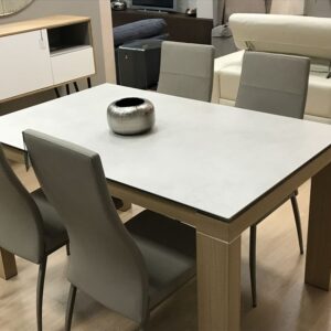 Mesa de comedor con 4 sillas en polipiel