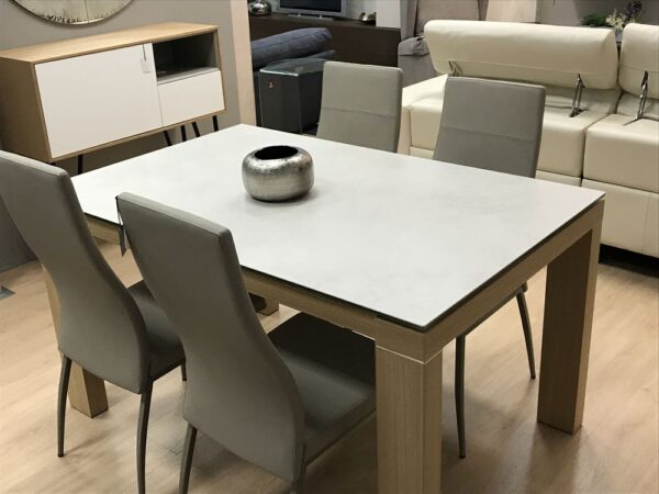 Mesa de comedor con 4 sillas en polipiel