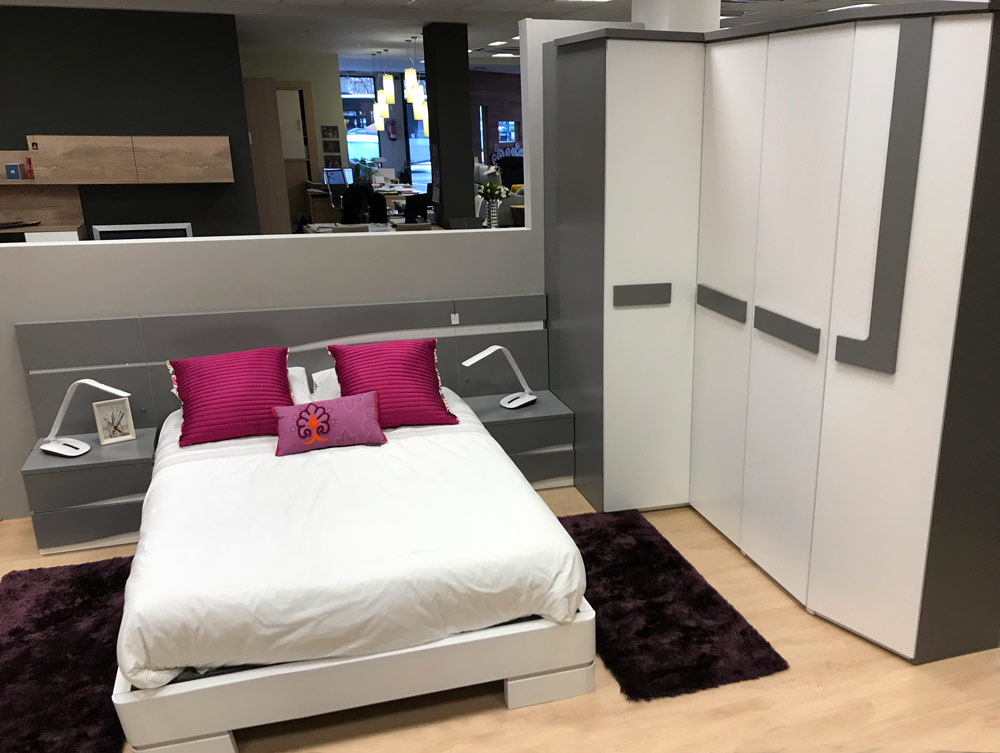 Dormitorio en madera lacada blanca y gris. Alcon Mobiliario