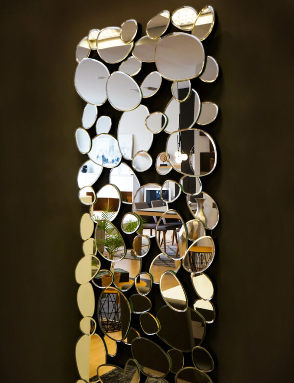 Espejo de pared con diseño de burbujas en Vitoria Gasteiz. Espejos y decoración del hogar en Alcon Mobiliario.