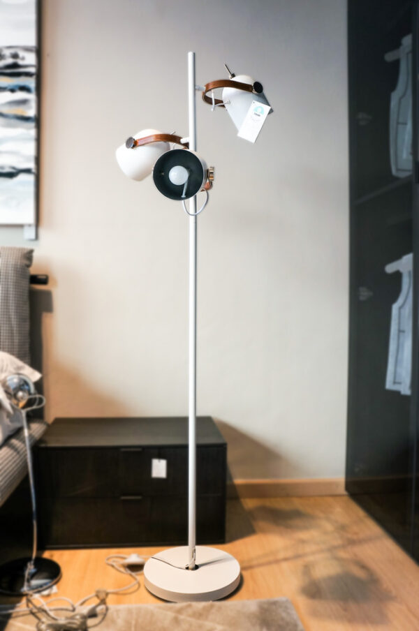 Lámpara de pie con tres focos Adame de Schuller. Iluminación del hogar en Alcon Mobiliario.
