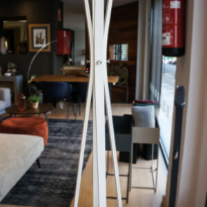 Perchero de pie blanco con diseño moderno minimalista en Alcon Mobiliario.
