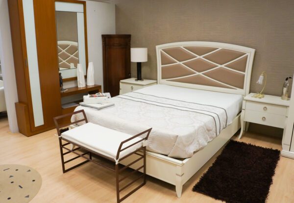 Dormitorio de matrimonio clásico en madera blanca.