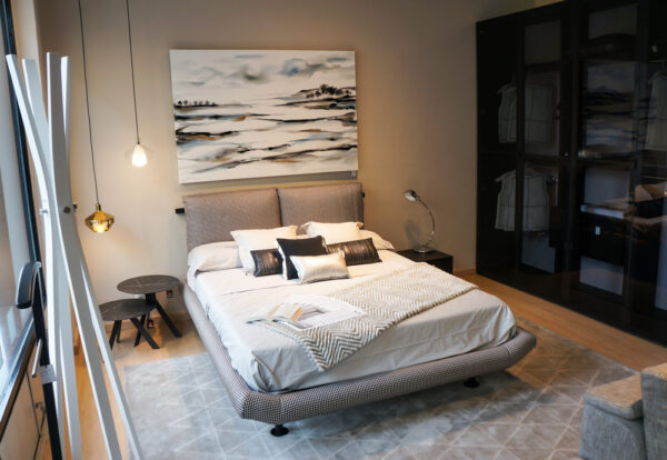 Dormitorio de matrimonio minimalista de tonalidades grises,