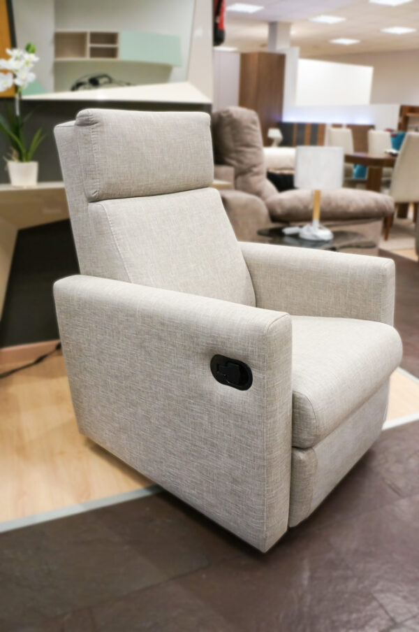 Butaca reclinable color crema en Alcon Mobiliario. Sillones y butacas en Vitoria-Gasteiz.