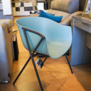 Silla de diseño turquesa de corte minimalista, idónea para salones y estudios. Más sillas en Alcon Mobiliario.