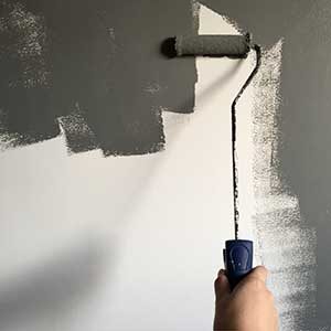 Rodillo pintando una pared