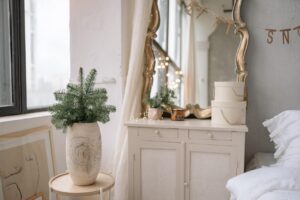 Decoración de cómoda de habitación con espejo dorado
