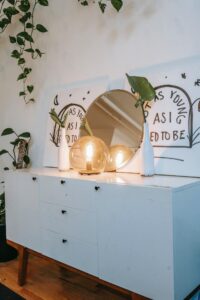 Decoración de cómoda de habitación con espejo y plantas