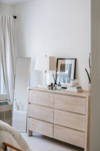 Decoración de cómoda de escritorio neutral