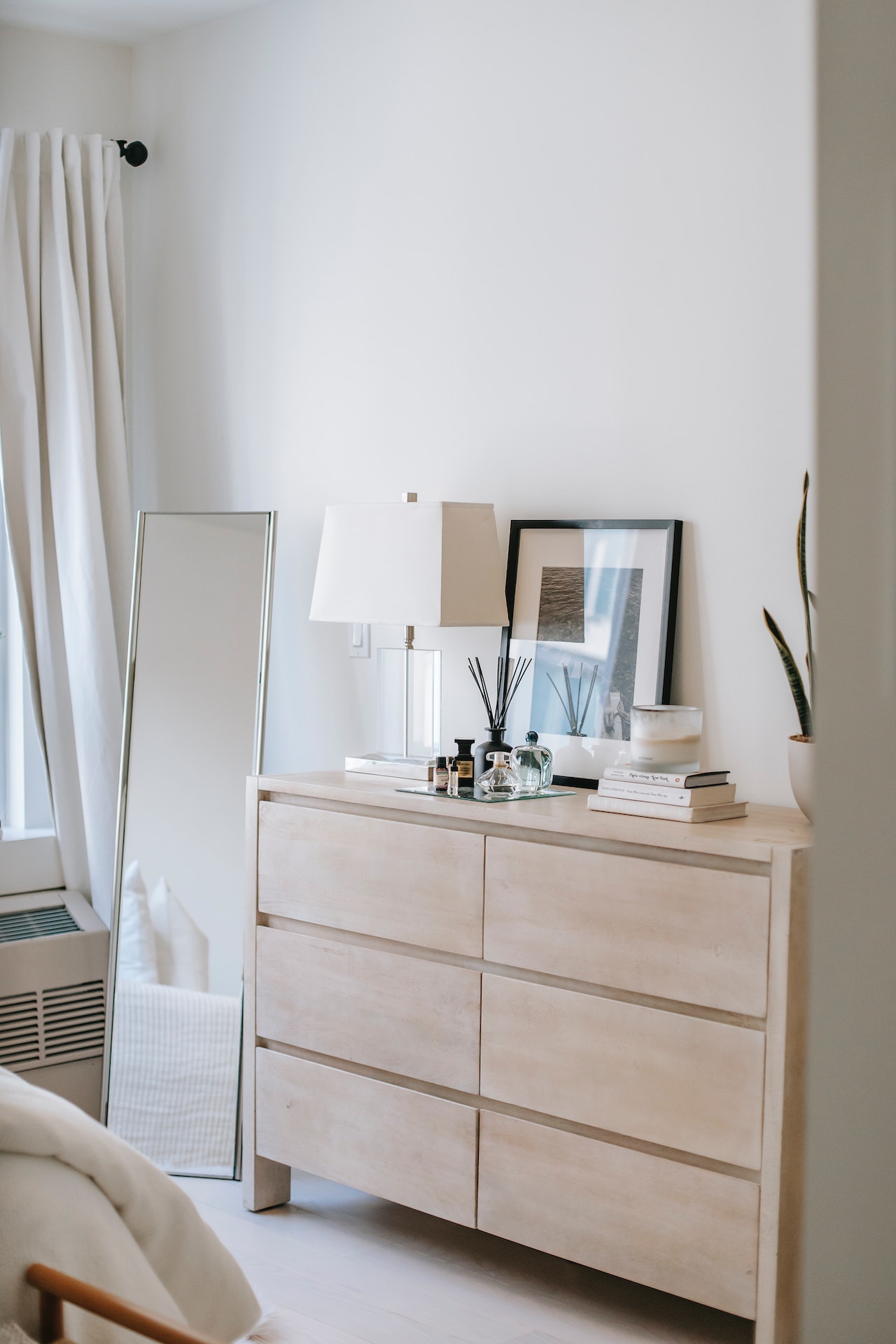 Cómo decorar con la cómoda blanca  Decoración de unas, Cómoda blanca,  Decoración del dormitorio