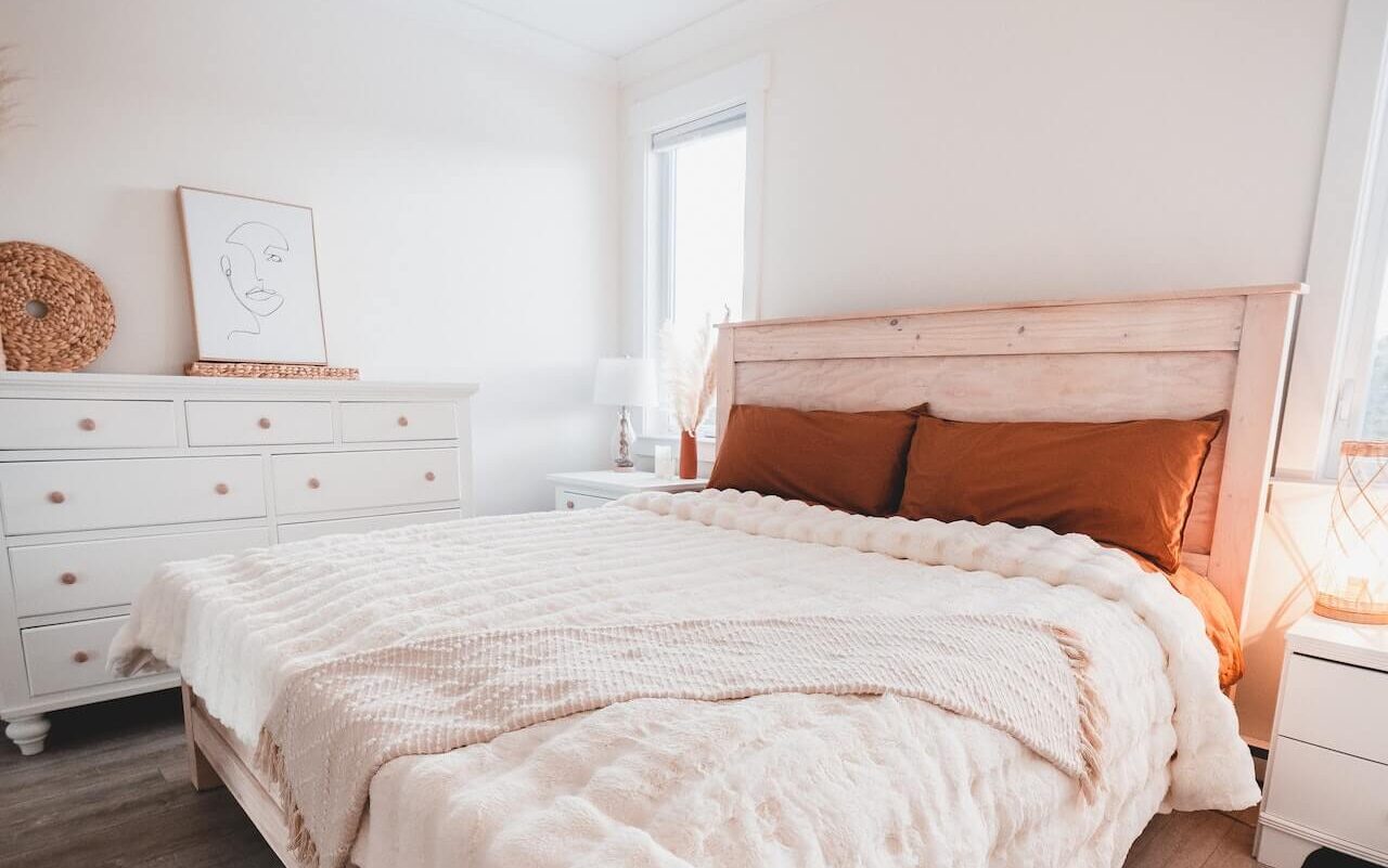 Decoración de cómoda de dormitorio que va en concordancia con la gama cromática de la habitación