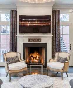 5 claves para combinar chimenea y televisión