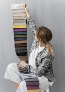 Combinar colores y muebles: mujer haciendo pruebas con diferentes colores en la pared.