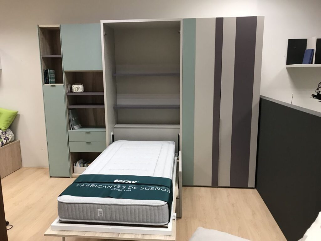 Camas abatibles en dormitorio juvenil.