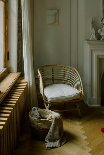 Muebles para el verano: silla de mimbre.
